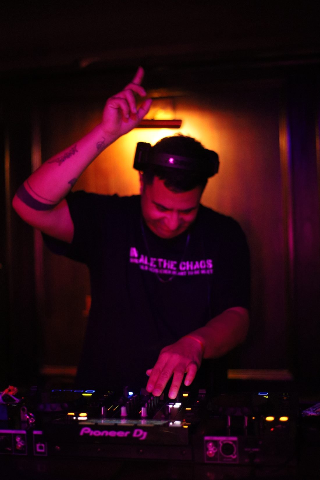 Matt Sanderson en cabina, mezclando en un equipo Pioneer DJ
